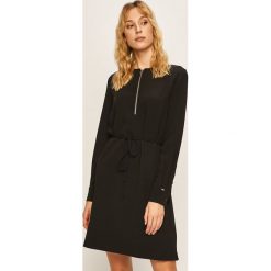 Calvin Klein - Sukienka. Czarne sukienki damskie Calvin Klein, na co dzień, bez wzorów, z elastanu, casualowe, z okrągłym kołnierzem, z długim rękawem, długie, mini, proste. Za 799,90 zł.