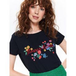 T-SHIRT KRÓTKI RĘKAW DAMSKI Z APLIKACJĄ. Niebieskie t-shirty damskie Top Secret, z nadrukiem, z dzianiny, bez kołnierzyka. W wyprzedaży za 39,99 zł.
