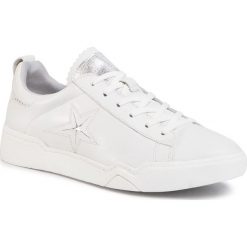 Sneakersy TAMARIS - 1-23754-24 White 100. Białe półbuty damskie Tamaris, na co dzień, bez wzorów, ze skóry ekologicznej, bez obcasa, na płaskiej podeszwie, bez zapięcia. W wyprzedaży za 199,00 zł.