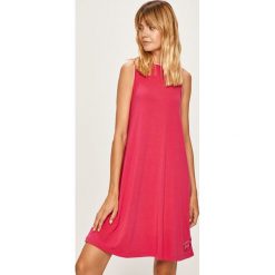 Tommy Jeans - Sukienka. Różowe sukienki damskie Tommy Jeans, na co dzień, s, bez wzorów, z elastanu, casualowe, z okrągłym kołnierzem, bez rękawów, midi, proste. W wyprzedaży za 229,90 zł.