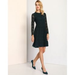 SUKIENKA DAMSKA. Zielone sukienki damskie marki Top Secret, na sylwestra, na lato, bez wzorów, z koronki, eleganckie, bez kołnierzyka, bez rękawów, rozkloszowane. Za 169,99 zł.