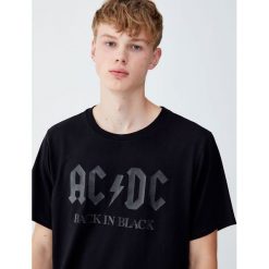 Koszulka AC/DC z nadrukiem. Czarne koszulki męskie Pull&Bear, m, z nadrukiem, bez kołnierzyka, z krótkim rękawem, krótkie. Za 69,90 zł.