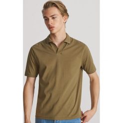 Gladka koszulka polo - Khaki. Brązowe koszulki męskie Reserved, s, bez wzorów, bez rękawów. Za 59,99 zł.
