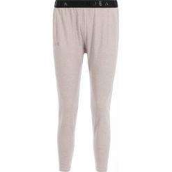 Spodnie dresowe Under Armour 1320621. Fioletowe spodnie damskie Under Armour, xs, z elastanu. W wyprzedaży za 129,00 zł.