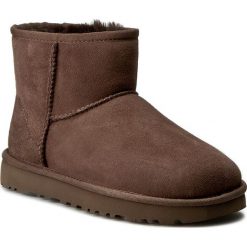 Buty UGG - W Classic Mini II 1016222 W/Cho. Pomarańczowe kozaki damskie Ugg, ze skóry, bez obcasa, bez zapięcia. W wyprzedaży za 649,00 zł.