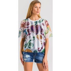 T-SHIRT versace jeans couture. T-shirty damskie Versace Jeans Couture, l, bez wzorów, z jeansu, bez kołnierzyka. W wyprzedaży za 615,30 zł.