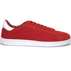 Trampki męskie. Czerwone trampki męskie Top Secret, bez wzorów, z zamszu, klasyczne, bez zapięcia. W wyprzedaży za 54,99 zł.