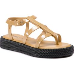 Sandały MELISSA - Caribe Verao Platform 32481 Beige/Black 51485. Brązowe klapki damskie Melissa, bez wzorów, z tworzywa sztucznego, bez obcasa. W wyprzedaży za 279,00 zł.