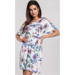 Biała Sukienka Comment. Białe sukienki damskie other, xl, w kwiaty, bez kołnierzyka, bez rękawów, mini, z odkrytymi ramionami. Za 59,99 zł.