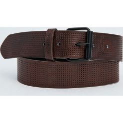 Dziurkowany brązowy pasek z dwiema szlufkami. Brązowe paski męskie Pull&Bear, w paski. Za 49,90 zł.