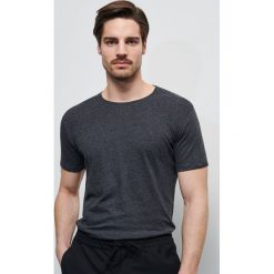 Gładki T-shirt basic - Czarny. Czarne t-shirty męskie Reserved, s, bez wzorów, bez kołnierzyka. Za 49,99 zł.