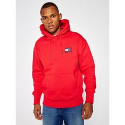 Bluza Tommy Jeans Tjm Tommy Badge Hoodie DM0DM06593. Czarne bluzy męskie Tommy Jeans, xl, bez wzorów, z jeansu, bez kołnierzyka, bez rękawów, bez kaptura. Za 449,00 zł.