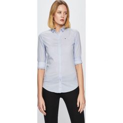 Tommy Jeans - Koszula. Białe bluzki damskie Tommy Jeans, na co dzień, s, bez wzorów, z elastanu, klasyczne, z klasycznym kołnierzykiem, z długim rękawem. W wyprzedaży za 279,90 zł.