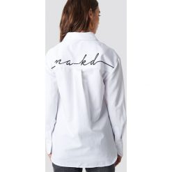 NA-KD Koszula oversize z haftem - White. Białe koszule damskie marki NA-KD, z haftami, z tkaniny, z dekoltem na plecach. W wyprzedaży za 60,97 zł.
