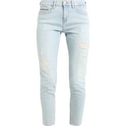 Calvin Klein Jeans MID RISE SKINNY ANKLE Jeans Skinny Fit berlin blue destructed. Niebieskie jeansy damskie relaxed fit marki Calvin Klein Jeans, z bawełny. W wyprzedaży za 519,20 zł.