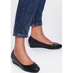Czarne Koturny So Far Away. Czarne koturny damskie Renee, bez wzorów, ze skóry, na niskim obcasie, na koturnie. Za 79,99 zł.