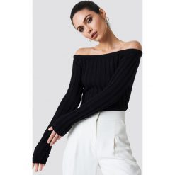 Swetry klasyczne damskie: NA-KD Trend Sweter z odkrytym dekoltem – Black