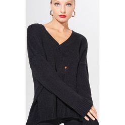 Sweter z efektem damage - Czarny. Czarne swetry damskie Mohito, s, bez wzorów, bez rękawów, bez kaptura. W wyprzedaży za 59,99 zł.