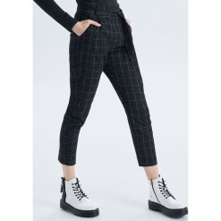 Spodnie high waist z paskiem - Czarny. Czarne spodnie damskie marki Cropp, z podwyższonym stanem. Za 99,99 zł.