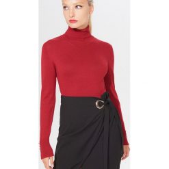 Gładki sweter z golfem - Czerwony. Czerwone swetry damskie Mohito, s. W wyprzedaży za 39,99 zł.
