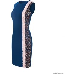 Oryginalna sukienka ze zdobieniami. Niebieskie sukienki damskie Pakamera, z aplikacjami, z dzianiny, eleganckie, z klasycznym kołnierzykiem, bez rękawów, midi. Za 369,00 zł.