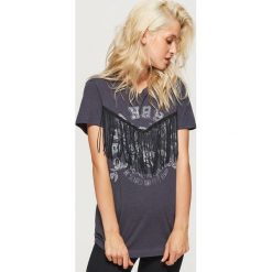 T-shirty damskie: Koszulka z frędzlami - Szary