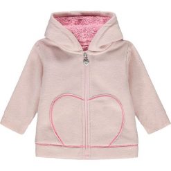 Kurtka polarowa w kolorze jasnoróżowym. Różowe bluzy niemowlęce Kanz, bez wzorów, z polaru, bez rękawów, bez kaptura. W wyprzedaży za 57,95 zł.
