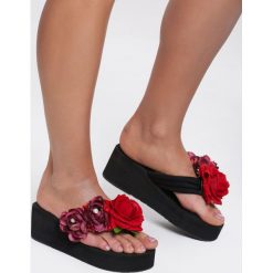 Czarne Japonki Insurmountable. Czarne klapki damskie Renee, z aplikacjami, bez obcasa, na obcasie. Za 59,99 zł.