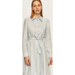 Tommy Hilfiger - Sukienka. Niebieskie sukienki damskie TOMMY HILFIGER, na co dzień, bez wzorów, ze lnu, casualowe, bez kołnierzyka, z długim rękawem, długie, midi, rozkloszowane. W wyprzedaży za 499,90 zł.
