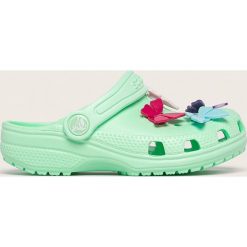 Crocs - Klapki dziecięce. Zielone sandały dziewczęce Crocs, z gumy, bez zapięcia. Za 129,90 zł.
