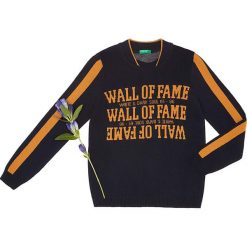 Sweter w kolorze granatowo-pomarańczowym. Pomarańczowe swetry chłopięce Benetton Kids, bez wzorów, z wełny, z okrągłym kołnierzem. W wyprzedaży za 62,95 zł.