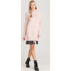 SUKIENKA MY TWIN TWINSET. Różowe sukienki damskie Twinset, na imprezę, s, w koronkowe wzory, z dzianiny, z kapturem, bez rękawów, mini. Za 839,00 zł.