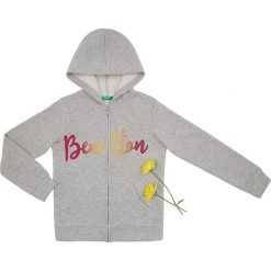 Bluza w kolorze szarym. Szare bluzy niemowlęce Benetton Kids, z nadrukiem, z bawełny, bez rękawów, bez kaptura. W wyprzedaży za 52,95 zł.