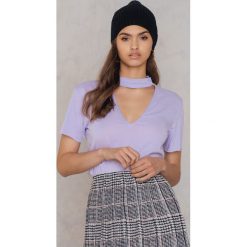 NA-KD T-shirt z dekoltem V - Purple. Fioletowe t-shirty damskie NA-KD, bez wzorów, z bawełny, bez kołnierzyka. W wyprzedaży za 24,38 zł.