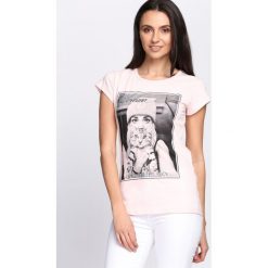 Bluzki asymetryczne: Różowy T-shirt Who Smells Love