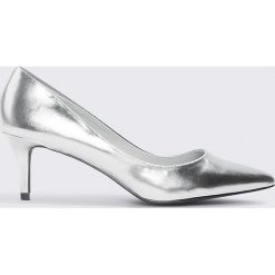 Buty damskie: NA-KD Shoes Metaliczne czółenka na średnim obcasie - Silver