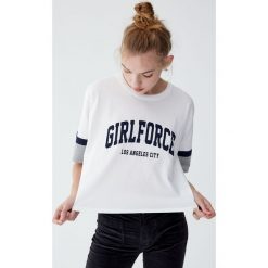 Koszulka college z panelem na rękawie. Niebieskie t-shirty damskie marki Pull&Bear. Za 49,90 zł.