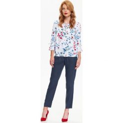 BLUZKA W KWIATOWY PRINT Z WIĄZANIAMI POD SZYJĄ I PRZY MANKIETACH. Bluzki damskie Top Secret. W wyprzedaży za 69,99 zł.