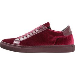 Antony Morato Sneakersy niskie bordeaux. Czerwone sneakersy męskie Antony Morato, bez zapięcia. W wyprzedaży za 463,20 zł.