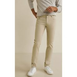 Mango Man - Spodnie Pisa5. Czarne spodnie męskie Mango Man, na co dzień, bez wzorów, z elastanu, casualowe. Za 139,90 zł.