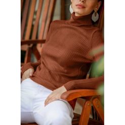 Bluzka damska KERMY BROWN. Pomarańczowe bluzki damskie Bluzka damska KERMY BROWN, uniwersalny, bez wzorów. W wyprzedaży za 39,00 zł.