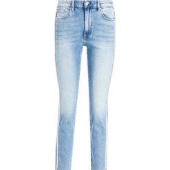 Jeansy Straight Leg Guess The It Girl Skinny W93A35 D3GX1. Niebieskie jeansy damskie Guess, z aplikacjami, z elastanu. W wyprzedaży za 269,00 zł.