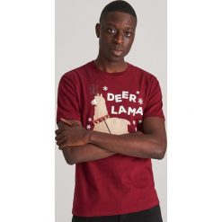T-shirt ze świątecznym motywem - Czerwony. Czerwone t-shirty damskie Reserved, s, bez wzorów, wizytowe, bez kołnierzyka. Za 49,99 zł.