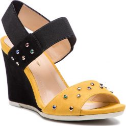 Sandały SOLO FEMME - 53113-42-G22/020-07-00 Czarny Żółty. Żółte klapki damskie Solo Femme, bez wzorów, ze skóry, bez obcasa, na obcasie. W wyprzedaży za 239,00 zł.