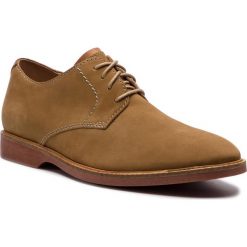Półbuty CLARKS - Attlcus Lace 261361577 Sand Nubuck. Brązowe półbuty damskie skórzane marki Clarks, na obcasie. W wyprzedaży za 319,00 zł.