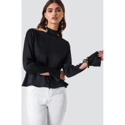 Iva Nikolina x NA-KD Satynowa bluzka z odkrytymi plecami - Black. Czarne bluzki damskie Iva Nikolina x NA-KD, bez wzorów, z satyny, ze stójką, bez rękawów. W wyprzedaży za 66,97 zł.