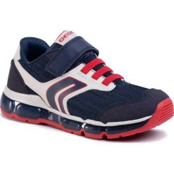 Sneakersy GEOX - J Android B. B J0244B 014BU C0735 D Navy/Red. Niebieskie trampki chłopięce Geox, bez wzorów, ze skóry ekologicznej, na rzepy. W wyprzedaży za 249,00 zł.