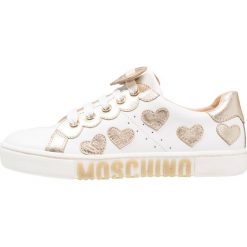 MOSCHINO Tenisówki i Trampki bianco/oro. Białe buty dziewczęce sportowe marki MOSCHINO, ze skóry. W wyprzedaży za 706,30 zł.