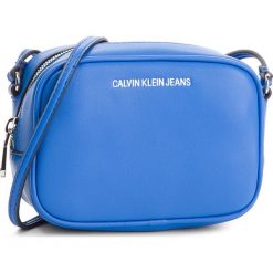 Torebka CALVIN KLEIN JEANS - Sculpted Camera Bag K40K400649 455. Niebieskie torebki klasyczne damskie Calvin Klein Jeans, bez wzorów, z jeansu, bez dodatków. W wyprzedaży za 299,00 zł.