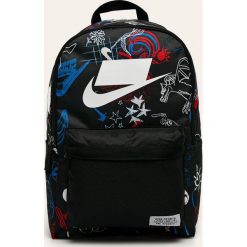 Nike Sportswear - Plecak. Czarne plecaki damskie Nike Sportswear, w paski, z poliesteru. Za 119,90 zł.